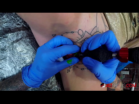 ❤️ Sully Savage, hottie estremamente tatuata, hà fattu un tatuatu nantu à u clitoris ️❌ Porno fb à noi % co.porngifmag-com.ru%